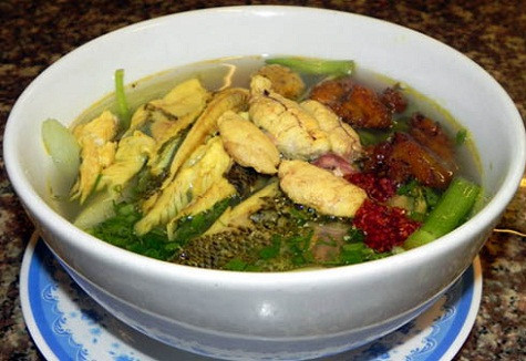 Bún cá rô đồng: Cá rô được luộc lên, gỡ từng miếng thịt, ướp gia vị cho thật thấm rồi rán vàng lên, hoặc viên lại từng viên cho vào tô bún. Sự hiện diện của miếng cá rô dai mịn, thịt cá rô xào nghệ ngọt tươi, độ béo giòn của thịt cá rô chiên tạo thành hương vị có sức quyến rũ lạ thường. Nước dùng của bát bún cá rô đồng thuần túy làm từ cá rô, không thêm xương lợn. Cho vào cứ một phần cá tươi thì hai phần rưỡi nước nấu đến khi nào thịt và xương cá rã ra thì lọc bỏ xác cá, lấy nước cốt rồi cho gia vị vào.