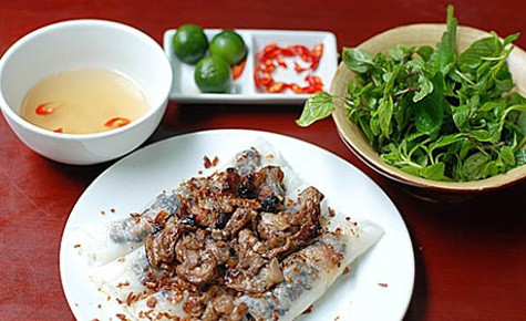 Bánh cuốn thịt nướng Phủ Lý (Hà Nam): Thịt ăn kèm với bánh cuốn được chế biến từ thịt lợn thái mỏng, ướp gia vị, xiên vào que nướng trên than hoa. Nước chấm được pha chế khéo léo rồi đun nóng. Bánh còn được ăn cùng với dưa góp đu đủ, rau thơm, rau sống các loại.