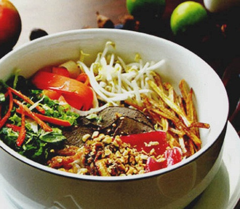 Phở chua (Lạng Sơn): Phở chua được xem là “khúc biến tấu” của người Lạng Sơn. Phở chua gồm hai phần: nguyên liệu khô và phần nước. Dĩa phở chua sẽ được xếp lần lượt: bánh phở, xá xíu, dưa chuột rồi rưới nước đủ vừa phải. Tiếp đó sẽ là lạc rang, khoai lang chiên, hành khô để lên trên. Khi ăn, thực khách có thể trộn đều hoặc không. Món ăn này là món theo kiểu “hàn thực” nên rất thích hợp ăn vào mùa nóng. Tuy nhiên, nếu ăn vào mùa lạnh, thì bánh phở và nước đủ sẽ được hâm nóng trước khi đem ra cho khách.