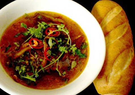 Súp lươn: Thịt lươn sau khi làm sạch sẽ được xào chung với nghệ, ớt, tiêu xay. Nước dùng được ninh từ xương lợn, bò, xương cá và đặc biệt phải là xương lươn. Đặc biệt là không thể thiếu hành tăm - thứ hành chỉ có ở Nghệ An, Hà Tĩnh. Súp lươn thường ăn kèm với bánh mì hoặc bánh mướt (giống bánh cuốn nhưng người ta không cuốn lại và không có nhân). Bánh mướt được tráng mỏng, không nhân. Sau đó cắt thành những miếng nhỏ vừa ăn.