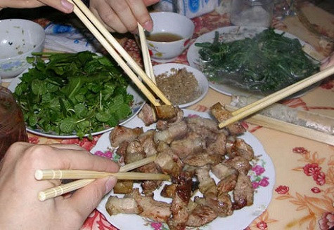 Lợn “cắp nách” 6 món (Lai Châu): Lợn “cắp nách” (một số nơi gọi là lợn lửng) là loại lợn đặc sản chỉ có ở vùng cao và nhiều nhất ở Lai Châu. Giống lợn này có sức chịu đựng rất giỏi, chúng tự tìm củ, rễ cây và lá rừng để ăn. Lợn con mới đẻ đã có thể chạy nhảy, chỉ theo bố mẹ vài ngày rồi tách ra. Do ăn cây cỏ tự nhiên và chậm lớn, mỗi con chừng 10 đến 15 kg nhưng thịt lợn cắp nách rất thơm ngon, trở thành món đặc sản hấp dẫn thực khách.