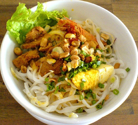 Mì Quảng (Quảng Nam): Mì Quảng không phải là thứ mì nước, hay mì xào mà là thứ mì trộn. Nhân mì thường được chế biến từ nhiều loại nguyên liệu khác nhau: tôm, gà, thịt heo, cá lóc, cua… Có cả mì chay cho người ăn chay. Tùy theo người thích ăn nhân nào sẽ có một bát mì như ý. Khi ăn mì không thể thiếu bánh tráng nướng, trái ớt xanh, lát chanh, đậu phộng rang và dĩa rau sống (rau muống, búp chuối, thân cây chuối non xắt mỏng, rau húng, diếp cá, xà lách…) đi kèm.