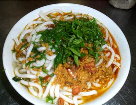 Bún đũa (Nam Định): Bún đũa Nam Định kết hợp với riêu cua có vị ngọt đậm, nước dùng hơi chua, thơm dậy mùi của cua đồng. Món bún đũa riêu cua luôn được ăn kèm với rau, mùa nào rau đấy… tăng thêm hương vị cho bát bún.