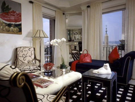 Hassler Roma: Trinità dei Monti Suite Với một phong cách Art Deco, một địa điểm đáng mơ ước và một trang trí gây ấn tượng sâu sắc, căn phòng suite 1 giường Trinità dei Monti của khách sạn Hassler Roma là một căn phòng đáng mơ ước. Rộng 75m vuông và nằm trên tầng 5, Trinità dei Monti Suite nằm ngay trên đầu của Spanish Steps nổi tiếng của Rome và những mái vòm của nhà thờ Trinità dei Monti gần đến nỗi chúng tưởng như ở luôn trong phòng. 5 cửa sổ to (mỗi cửa sổ hướng ra một ban công riêng) cho khách hàng một tầm nhìn không thể tưởng tượng được xuống dưới thành phố. Ngoài ra căn phòng còn có một phòng ăn tối với trần nhà bao bọc bởi những viên pha lê Swarovski tạo nên một khung cảnh rất lãng mạn (khách hàng có thể gọi đồ ăn của Francesco Apreda, một trong những nhà hàng sao của Hassler's Michelin). Nếu bạn cần thêm không gian thì phòng suite này còn có thể nối liền với một phòng đôi bên cạnh. Giá từ 4.380 USD.