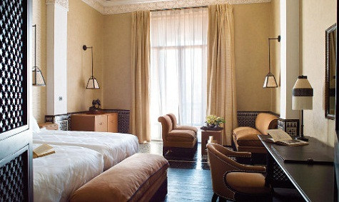 Selman, Marrakech: Atlas Deluxe Suite Xây dựng trên một công viên rộng 15 mẫu dưới chân dãy núi Atlas, khách sạn Selman (mới mở cửa trong tháng 5) thật sự là một nơi trú ngụ xa hoa. Căn phòng Atlas Deluxe Suite rộng khoảng 110m vuông có sân thượng để bạn có thể thoải mái ngắm nhìn dãy núi Atlas hùng vĩ cũng như 16 con ngựa Ảrập chạy ở bãi cỏ quanh đó. Nhà thiết kế nội thất Jacques Garcia đã trang trí toàn bộ khách sạn (kể cả chuồng ngựa). Căn phòng có những chiếc đèn lồng truyền thống của Moroccan và các đồ trạm khảm. Khi nhìn xuống dưới Atlas Deluxe Suite còn có thể thấy bể bơi của khách sạn Selman. Với chiều dài 80m, đây được xem là một trong những bể bơi dài nhất Morocco. Giá: từ 740 USD