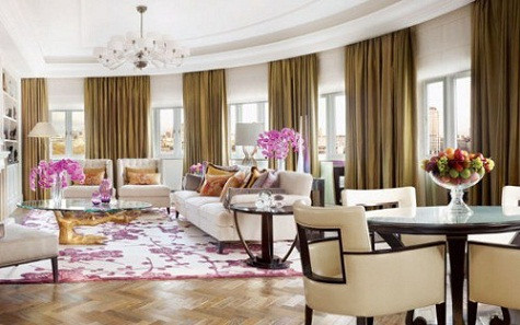 Khách sạn Corinthia, London: Royal Penthouse Suite Là căn phòng khách sạn 2 giường lớn nhất tại London, Royal Penthouse rộng tới hơn 460m vuông, từ đây khách hàng có thể nhìn xuống sông Thames và thành phố. Căn phòng còn có một nhà bếp riêng, một hầm rượu và một sân thượng, một cầu thang xoắn ốc dẫn tới buồng ngủ với những chiếc giường cỡ đại còn phòng tắm thì được xây dựng từ đá cẩm thạch. Nội thất và trang trí của phòng cũng ấn tượng không kém với bàn ăn bằng gỗ mun Makassar và khung giường gỗ óc chó với các trang trí bằng da. Giá từ 28.479 USD
