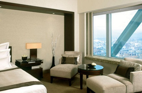 Khách sạn Arts Barcelona: Arts Suite Căn phòng rộng 144m vuông tạo cho bạn những trải nghiệm riêng tư rất đặc biệt. Được xây dựng một cách đơn giản nhất và trang trí với những đồ nội thất thiết kế bởi Antonio Citterio và B&B Italia, phòng suite này có tầm nhìn rộng hướng ra biển và nhà thờ nổi tiếng La Sagrada Família. Để giúp khách hàng tận hưởng một cách thực sự, khách sạn có thể điều máy bay trực thăng để chở khách hàng đến ăn tại một trong ba nhà hàng sao của Michelin, bao gồm El Celler de Can Roca in Girona (cách khách sạn 45 phút bay). Xe ôtô điện thông minh cũng được khách sạn cho thuê và một chuyên gia về nước hoa có thể giúp bạn tạo một mùi hương riêng để tạo dấu ấn đặc biệt chuyến đi. Giá: từ 8.775 USD cho bữa trưa với máy bay trực thăng, thêm 5.014 USD nếu đi 2 người.