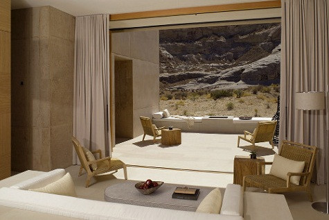 Amangiri, Canyon Point, Utah: Girijaala Suite Những kì quan tự nhiên làm nổi bật khách sạn này giữa sa mạc. Khách sạn Amangiri, được đưa vào hoạt động từ năm 2009, đã chọn cho mình một địa điểm để có thể tận dụng tối đa phong cảnh hùng vĩ xung quanh, tượng đài quốc gia Grand Staircase-Escalante và dãy núi Entrada Sandstone ("Girijaala" có nghĩa là đỉnh núi; khu resort này được xây dựng trên 600 mẫu đất trong thung lũng). Sàn nhà đá và những chiếc tường bê tông tạo thêm cảm giác thiên nhiên và chiếc ghế được khắc từ một trong những bức tường bê tông ở ngoài càng làm nổi bật sự riêng biệt đối với vùng đất trống xung quanh. Giá từ 3.300 USD