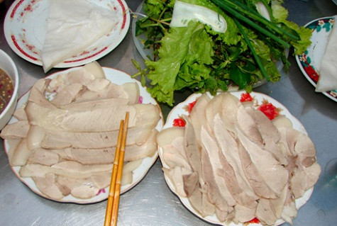 Bánh tráng cuốn thịt lợn 2 đầu da (Đà Nẵng): Bí quyết chính của món là nằm ở nguyên liệu thịt lợn là loại thịt hai đầu da được chọn từ phần ngon nhất của con lợn. Thịt lợn được hấp để giữ vị thơm ngon, ngọt sắc đậm của thịt, khi miếng thịt cắt ra có mỡ trong là đạt tiêu chuẩn. Ăn kèm với món này không thể thiếu rau sống. Từng cuốn bánh, thực khách có thể cảm nhận được sự tươi mát của xà lách, vị thơm nồng của rau quế, rau thơm, diếp cá, vị chát nhẹ của chuối trái xắt lát mỏng cùng với vị là lạ của tía tô… Mắm nêm là thức chấm duy nhất của món bánh tráng cuốn thịt heo, nếu thay bằng thức chấm khác sẽ làm mất đi hương vị và nét đặc trưng của món ăn này. Bánh tráng cuốn thịt lợn 2 đầu da (Đà Nẵng): Bí quyết chính của món là nằm ở nguyên liệu thịt lợn là loại thịt hai đầu da được chọn từ phần ngon nhất của con lợn. Thịt lợn được hấp để giữ vị thơm ngon, ngọt sắc đậm của thịt, khi miếng thịt cắt ra có mỡ trong là đạt tiêu chuẩn. Ăn kèm với món này không thể thiếu rau sống. Từng cuốn bánh, thực khách có thể cảm nhận được sự tươi mát của xà lách, vị thơm nồng của rau quế, rau thơm, diếp cá, vị chát nhẹ của chuối trái xắt lát mỏng cùng với vị là lạ của tía tô… Mắm nêm là thức chấm duy nhất của món bánh tráng cuốn thịt heo, nếu thay bằng thức chấm khác sẽ làm mất đi hương vị và nét đặc trưng của món ăn này.
