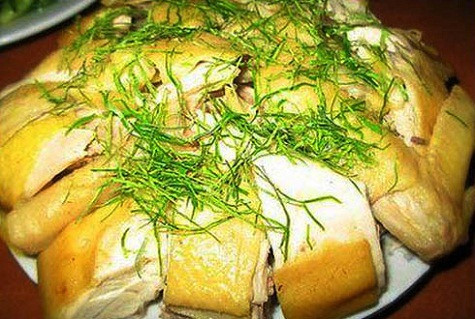 Gà Tiên Yên (Quảng Ninh): Gà Tiên Yên là giống gà đồi, suốt ngày leo dốc, tìm sâu nên da vàng, thịt thơm, nước ngọt. Thịt gà Tiên Yên có thể chế biến đủ các món, vẫn không làm mất vị đặc trưng. Nhưng món ngon nhất vẫn là chế biến theo cách đơn giản nhất: luộc. Gà Tiên Yên sau khi luộc, da vàng ươm như thoa nghệ và bóng nhẫy như vừa nhúng mỡ. Thoạt trông, bạn có thể ngấy vì chất béo, nhưng khi cắn một miếng, bạn mới thấy nó thật giòn và ngọt. Thịt gà Tiên Yên ăn kèm là bánh gật gù. Bánh được tráng bằng bột gạo, cuộc thành từng cuộn cỡ ngón chân cái, bánh trong, mềm, dẻo mà không dính. Gà Tiên Yên (Quảng Ninh): Gà Tiên Yên là giống gà đồi, suốt ngày leo dốc, tìm sâu nên da vàng, thịt thơm, nước ngọt. Thịt gà Tiên Yên có thể chế biến đủ các món, vẫn không làm mất vị đặc trưng. Nhưng món ngon nhất vẫn là chế biến theo cách đơn giản nhất: luộc. Gà Tiên Yên sau khi luộc, da vàng ươm như thoa nghệ và bóng nhẫy như vừa nhúng mỡ. Thoạt trông, bạn có thể ngấy vì chất béo, nhưng khi cắn một miếng, bạn mới thấy nó thật giòn và ngọt. Thịt gà Tiên Yên ăn kèm là bánh gật gù. Bánh được tráng bằng bột gạo, cuộc thành từng cuộn cỡ ngón chân cái, bánh trong, mềm, dẻo mà không dính.