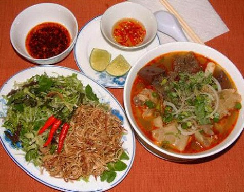 Bún bò Huế (Thừa Thiên Huế): Với nguyên liệu là những sợi bún trắng nõn mềm mại cùng nước dùng vừa đậm đà vừa ngọt ngào, tô bún bò Huế như mang cả vị tinh túy của đất cố đô. Lát thịt bò thái mỏng, lớp váng nhìn rõ cả sả băm, ớt sa tế, hạt điều phủ lên bề mặt vàng óng, màu xanh của hành lá, màu trắng của hành tây…với màu sắc bắt mắt. Bún bò Huế ăn kèm với các loại rau như: rau má, rau muống, rau nhút, cần nước, rau đắng, cải xanh, giá sống… Bún bò Huế (Thừa Thiên Huế): Với nguyên liệu là những sợi bún trắng nõn mềm mại cùng nước dùng vừa đậm đà vừa ngọt ngào, tô bún bò Huế như mang cả vị tinh túy của đất cố đô. Lát thịt bò thái mỏng, lớp váng nhìn rõ cả sả băm, ớt sa tế, hạt điều phủ lên bề mặt vàng óng, màu xanh của hành lá, màu trắng của hành tây…với màu sắc bắt mắt. Bún bò Huế ăn kèm với các loại rau như: rau má, rau muống, rau nhút, cần nước, rau đắng, cải xanh, giá sống…