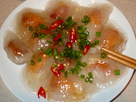 Bánh bột lọc nhân tôm (Thừa Thiên Huế): Bánh bột lọc làm từ bột năng, có nhân tôm thịt, dùng với nước chấm chua ngọt, trước đây được trang CNNGo giới thiệu là một trong 30 món bánh hấp ngon trên thế giới. Đây là món bánh đặc sản của miền Trung, phổ biến ở Huế và Đà Nẵng. Bánh bột lọc có hai loại: bánh gói lá chuối (hấp) và bánh trần (luộc). Ở các hàng quán Việt Nam người ta thường bán bánh này chung với một số loại khác như bánh bèo, bánh nậm, bánh canh... giá khoảng 10.000 đến 15.000 đồng một dĩa. Bánh bột lọc nhân tôm (Thừa Thiên Huế): Bánh bột lọc làm từ bột năng, có nhân tôm thịt, dùng với nước chấm chua ngọt, trước đây được trang CNNGo giới thiệu là một trong 30 món bánh hấp ngon trên thế giới. Đây là món bánh đặc sản của miền Trung, phổ biến ở Huế và Đà Nẵng. Bánh bột lọc có hai loại: bánh gói lá chuối (hấp) và bánh trần (luộc). Ở các hàng quán Việt Nam người ta thường bán bánh này chung với một số loại khác như bánh bèo, bánh nậm, bánh canh... giá khoảng 10.000 đến 15.000 đồng một dĩa.