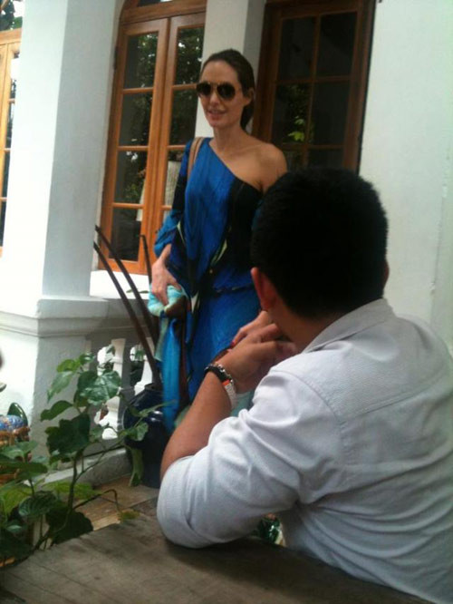 11g30 trưa 11/11, cặp đôi Brangelina (tên gọi thân mật của Brad Pitt và Angelina Jolie) đã cùng con trai nuôi người Việt Nam Pax Thiên đến ăn trưa tại nhà hàng Cục Gạch, đường Đặng Tất (Q.1, TP.HCM). 11g30 trưa 11/11, cặp đôi Brangelina (tên gọi thân mật của Brad Pitt và Angelina Jolie) đã cùng con trai nuôi người Việt Nam Pax Thiên đến ăn trưa tại nhà hàng Cục Gạch, đường Đặng Tất (Q.1, TP.HCM).