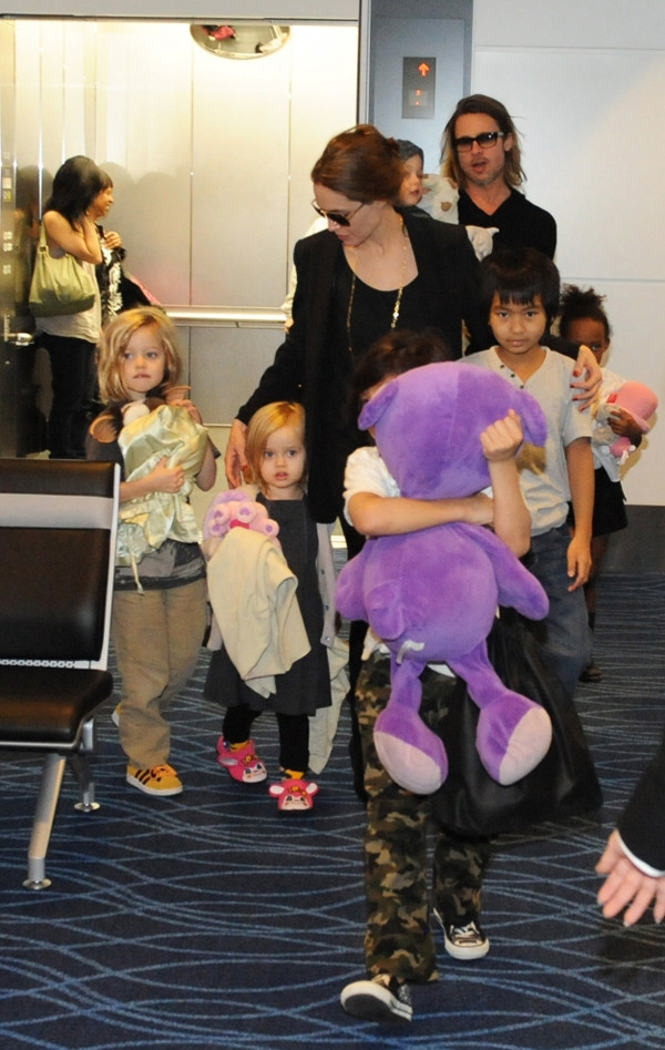 Khoảng 20h ngày 10/11, cặp đôi diễn viên nổi tiếng “ông bà Smith” Brad Pitt – Angelina Jolie cùng sáu con đã đến TP.HCM qua cửa khẩu sân bay quốc tế Tân Sơn Nhất. Đoàn đi khoảng 16 người, gồm gia đình Pitt-Jolie và các trợ lý, vệ sĩ. Khoảng 20h ngày 10/11, cặp đôi diễn viên nổi tiếng “ông bà Smith” Brad Pitt – Angelina Jolie cùng sáu con đã đến TP.HCM qua cửa khẩu sân bay quốc tế Tân Sơn Nhất. Đoàn đi khoảng 16 người, gồm gia đình Pitt-Jolie và các trợ lý, vệ sĩ.