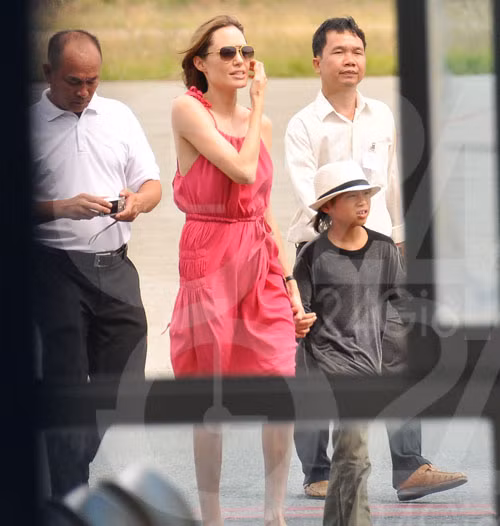 Sau đó, Angelina dẫn Pax Thiên và Maddox ra ngoài sảnh chính sân bay (Ảnh: 24h)