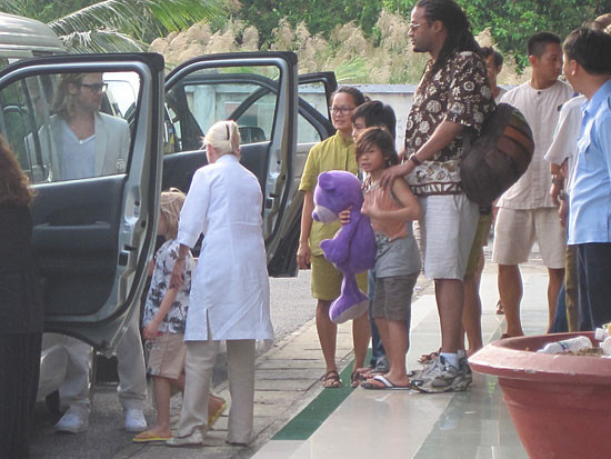 Ngay sau khi vào khách sạn, bọn trẻ nhà Jolie-Pitt nhào ngay xuống hồ bơi. Còn cặp uyên ương ăn mặc giản dị dạo quanh villa. Ngay sau khi vào khách sạn, bọn trẻ nhà Jolie-Pitt nhào ngay xuống hồ bơi. Còn cặp uyên ương ăn mặc giản dị dạo quanh villa.