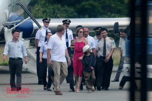 Khoảng 10 giờ sáng nay (16/11) xe chở gia đình nữ diễn viên nổi tiếng từ khu resort Six Senses đã có mặt sân bay Cỏ Ống, Côn Đảo. Tuy nhiên họ không đi qua cửa an ninh mà được đặc cách vào thẳng khu vực lên máy bay. Mọi thủ tục đều diễn ra trong sự kiểm soát của nhân viên an ninh sân bay và rất đông vệ sĩ. (Ảnh: Tuổi Trẻ)