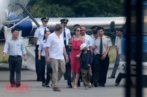 Khoảng 10 giờ sáng nay (16/11) xe chở gia đình nữ diễn viên nổi tiếng từ khu resort Six Senses đã có mặt sân bay Cỏ Ống, Côn Đảo. Tuy nhiên họ không đi qua cửa an ninh mà được đặc cách vào thẳng khu vực lên máy bay. Mọi thủ tục đều diễn ra trong sự kiểm soát của nhân viên an ninh sân bay và rất đông vệ sĩ. (Ảnh: Tuổi Trẻ)