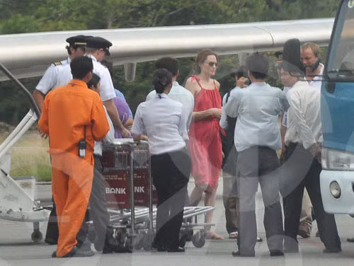 Theo một nguồn tin, mẹ con nhà Angelina đã lên đường đi Hàn Quốc ngay, để hội ngộ với Brad Pitt tại đây. Tại cảng quốc tế, nhân viên từ chối bán vé chuyến bay KE 376 đi Seoul vào lúc 12h20 với lý do “chuyến bay này không có trong lịch trình bán vé”.(Ảnh: 24h)