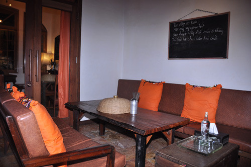 Bàn ăn nơi vợ chồng diễn viên nổi tiếng ngồi Bàn ăn nơi vợ chồng diễn viên nổi tiếng ngồi