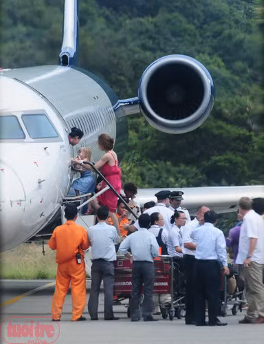 Angelina đưa 4 nhóc tỳ nhỏ nhất (cặp song sinh, Shiloh và Zahara) lên máy bay ổn định chỗ ngồi.(Ảnh Tuổi Trẻ)