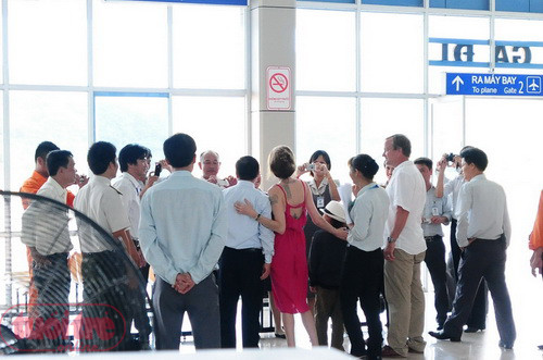 Bà mẹ 6 con thân thiện với nhân viên sân bay (Ảnh: Tuổi trẻ)