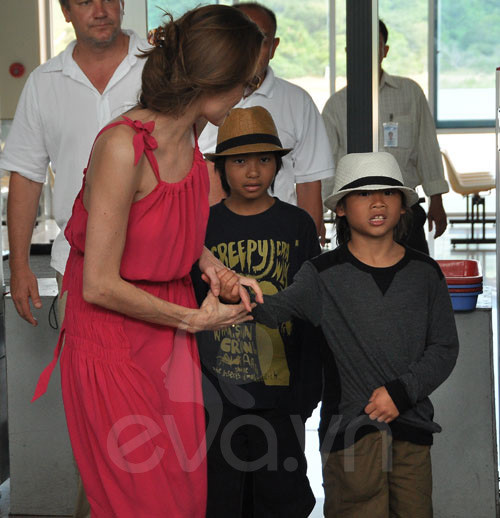 Maddox và Pax Thiên đội chiếc mũ phớt cá tính (Ảnh: Eva)