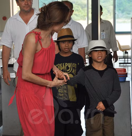 Maddox và Pax Thiên đội chiếc mũ phớt cá tính (Ảnh: Eva)