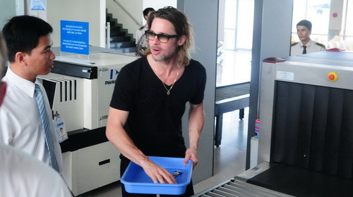 Tài tử Hollywood bước xuống xe do resort đưa đến, sải chân bước khá nhanh vào khu vực làm thủ tục để lên máy bay. Tuy nhiên, gần như nam diễn viên này không phải làm thủ tục nào và nhanh chóng bước vào phòng cách ly.