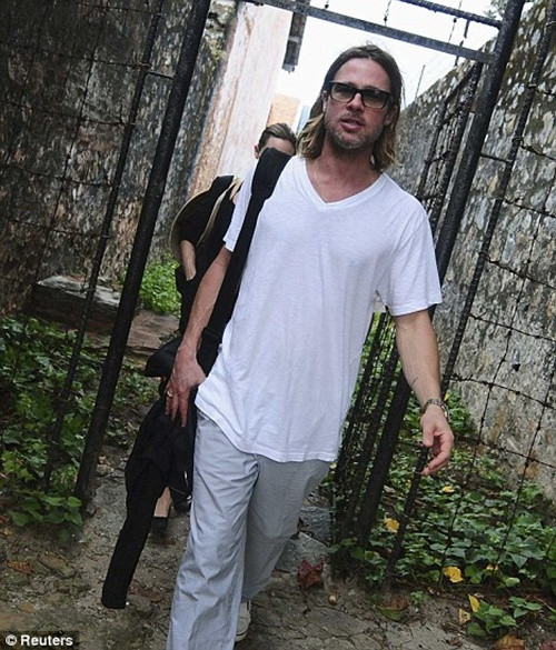 Tuy vậy, lịch trình tham quan đuợc giữ kín tuyệt đối. Ngay cả ban quản lý của khu di tích cũng không được thông báo trước về thời gian ghé thăm của cặp vợ chồng quyền lực này. Tuy vậy, lịch trình tham quan đuợc giữ kín tuyệt đối. Ngay cả ban quản lý của khu di tích cũng không được thông báo trước về thời gian ghé thăm của cặp vợ chồng quyền lực này.