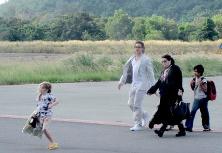 Khu nghỉ mát này đã đưa khoảng 5 chiếc xe ra đón gia đình các vị khách nổi tiếng toàn thế giới này. Cả nhà Jolie - Pitt ngồi chung trên một chiếc xe 16 chỗ. Khu nghỉ mát này đã đưa khoảng 5 chiếc xe ra đón gia đình các vị khách nổi tiếng toàn thế giới này. Cả nhà Jolie - Pitt ngồi chung trên một chiếc xe 16 chỗ.