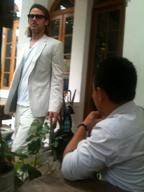 3 thành viên của gia đình nổi tiếng vào quán ăn cùng với 1 vệ sĩ người nước ngoài. Họ ngồi ăn ở một bàn riêng trong góc và vệ sĩ ngồi ăn một bàn riêng phía bên ngoài. 3 thành viên của gia đình nổi tiếng vào quán ăn cùng với 1 vệ sĩ người nước ngoài. Họ ngồi ăn ở một bàn riêng trong góc và vệ sĩ ngồi ăn một bàn riêng phía bên ngoài.