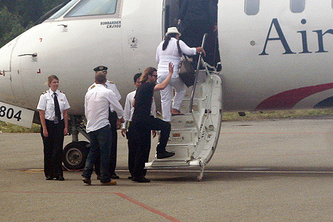 Brad Pitt vẫy tay chào thân thiện với mọi người tại nhà ga sân bay, kể cả với cánh phóng viên