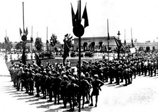 Các đơn vị giải phóng quân chỉnh tề hàng ngũ đón đoàn xe đưa Chủ tịch Hồ Chí Minh, các thành viên Chính phủ lâm thời và quan khách tới lễ đài.