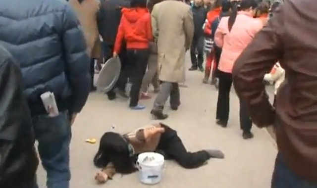 Nằm giữa dòng người qua lại, khóc thảm để xin Nằm giữa dòng người qua lại, khóc thảm để xin