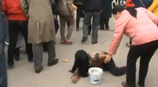 Nếu mọi người biết đây là trò lừa của "đội quân" ăn mày giả thì những đồng tiền mình cho quả là vô nghĩa!