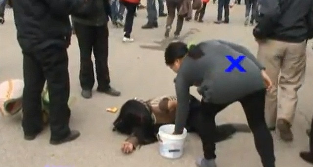 Sau khi thấy xô được kha khá, một nữ "bảo kể" (đánh dấu X) ra kiểm đếm, trông coi và thu lại số tiền trong đó.