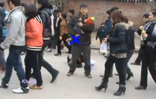 Thấy PV ghi hình, nam "bảo kê" (đánh dấu X) đứng trước ống kinh để cho cho đồng bọn hoạt động