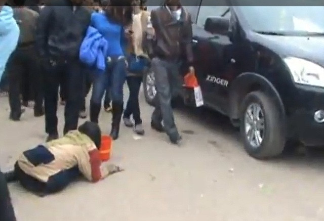 Những chiếc xe sang trọng cũng phải nhường đường