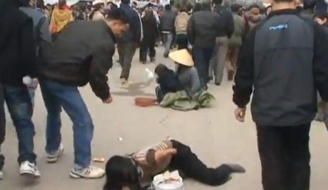 Người đàn ông (đang cúi) này đi qau nhìn thấy cũng quay lại cho tiền