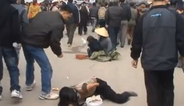 Người đàn ông (đang cúi) này đi qau nhìn thấy cũng quay lại cho tiền