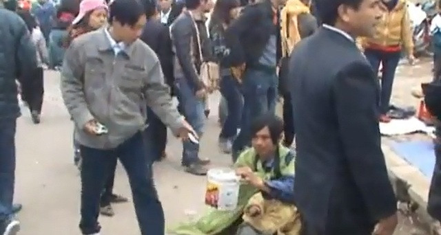 Thấy vậy nhiều người cũng cho tiền