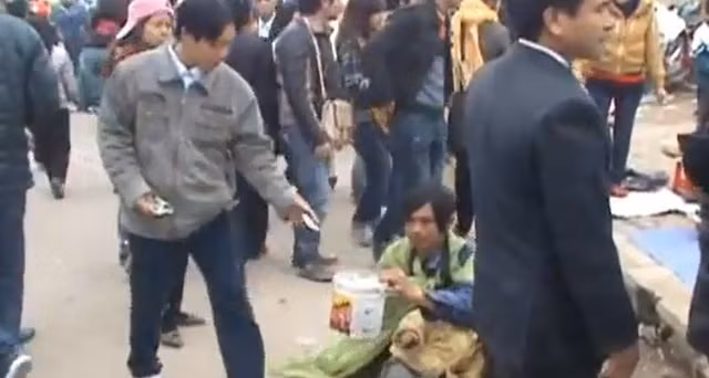 Thấy vậy nhiều người cũng cho tiền