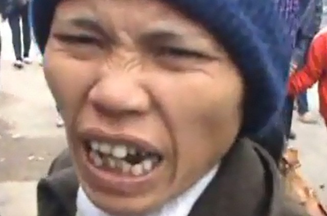 Khi PV đang ghi hình lại hoạt động lừa gạt mọi người của "đội quân" ăn mày này thì một nữ "bảo kê" và 4 người nữa vây quanh PV và dọa cho quân "xử"