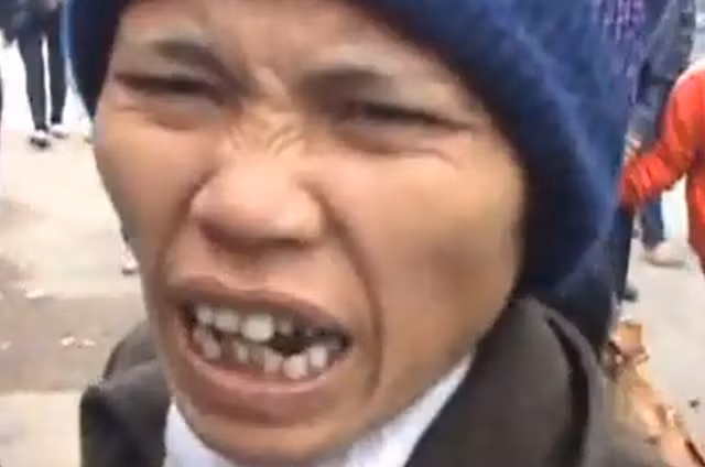 Khi PV đang ghi hình lại hoạt động lừa gạt mọi người của "đội quân" ăn mày này thì một nữ "bảo kê" và 4 người nữa vây quanh PV và dọa cho quân "xử"