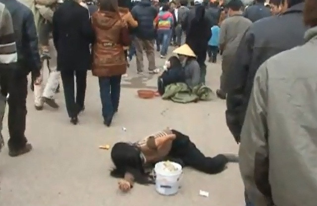 Cách đó không xa, 2 nữ "cái bang" cũng kiếm chỗ để "hành nghề"...