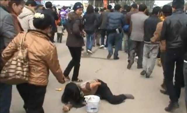 Nằm khóc thảm thiết... theo "bài": Cô dì chú bác ơi thân tàn tội nghiệp quá cô dì chú bác ơi...