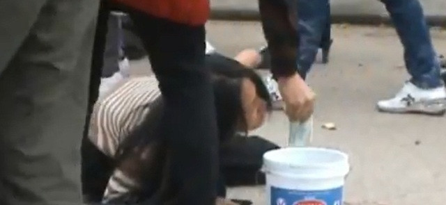 người nào cũng cho nhiều thế này thì thu nhập của ăn mày sẽ cao ngất ngưởng?