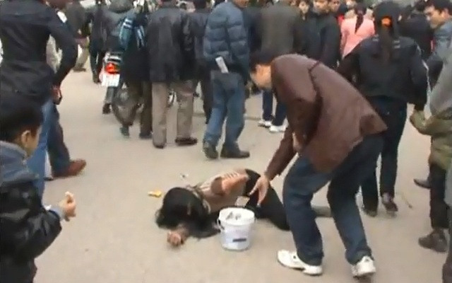 Nhiều người đã mủi lòng rút hầu bao ra cho tiền