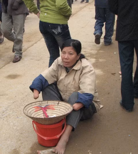 Một ăn mày khác cũng xuất hiện tại lễ hội